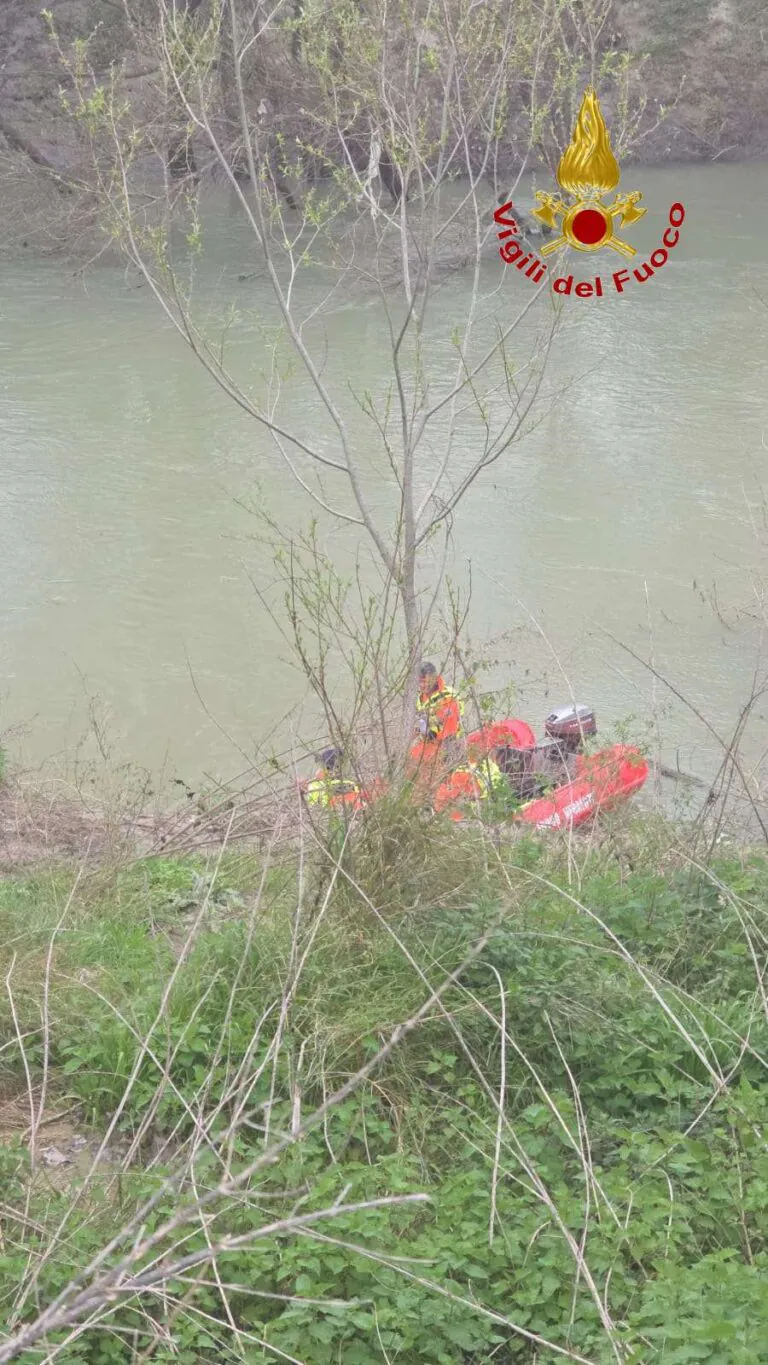Si getta nel fiume durante il Carnevale, trovato morto dopo giorni di ricerca