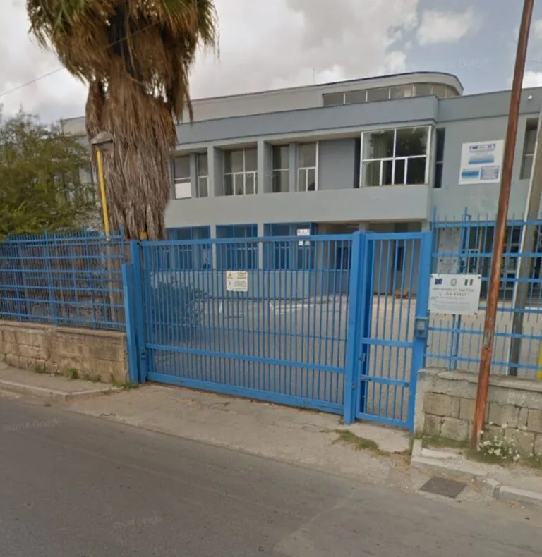 Giovane scappa inseguito da furgone: choc fuori scuola