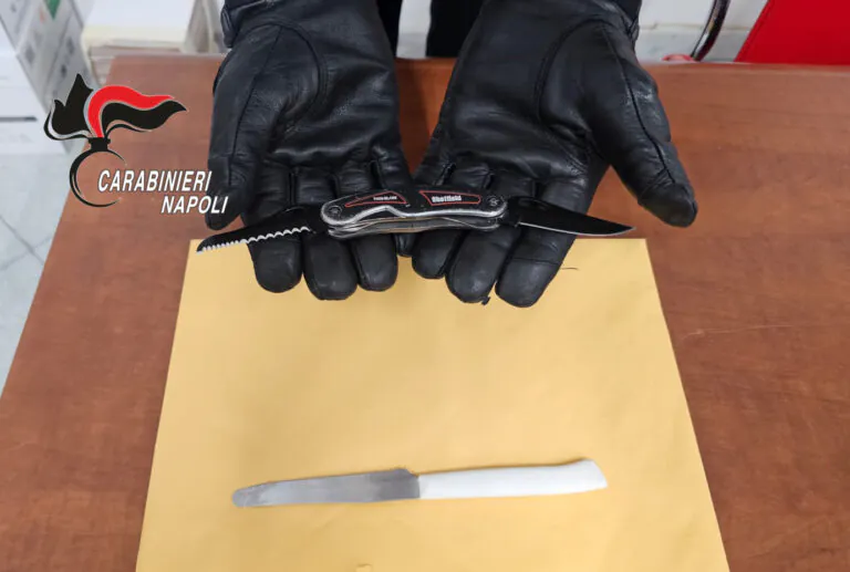 Trovato con martello e coltello in auto