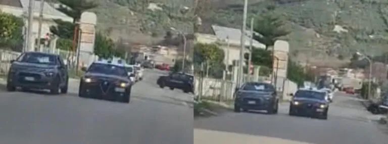 Uomo senza maglia e pieno di sangue urla in strada contro tutti quelli che passano