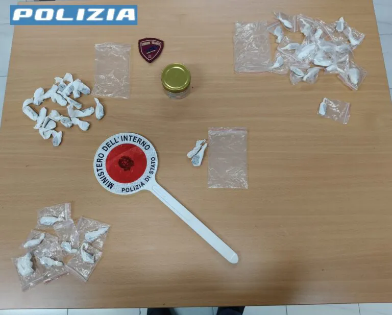 Spaccio nel parcheggio della pizzeria, blitz con arresto