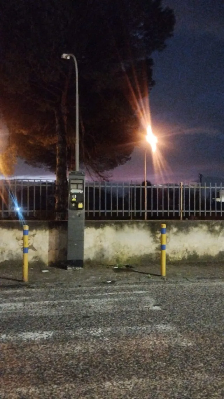 Spunta un parcometro in una delle zone più frequentate della movida della valle
