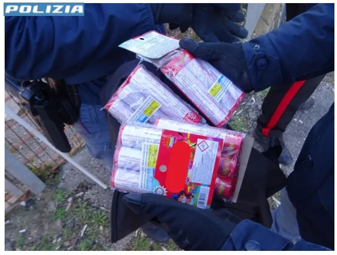 Va al derby paesano con lo zaino zeppo di fumogeni: nel settore c’erano anche 100 botti
