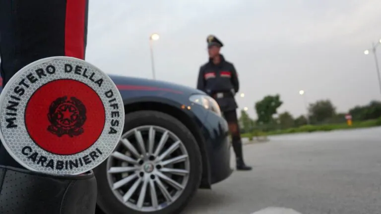 Prova a sottrarsi al controllo lanciando il borsello, dentro c’è la droga