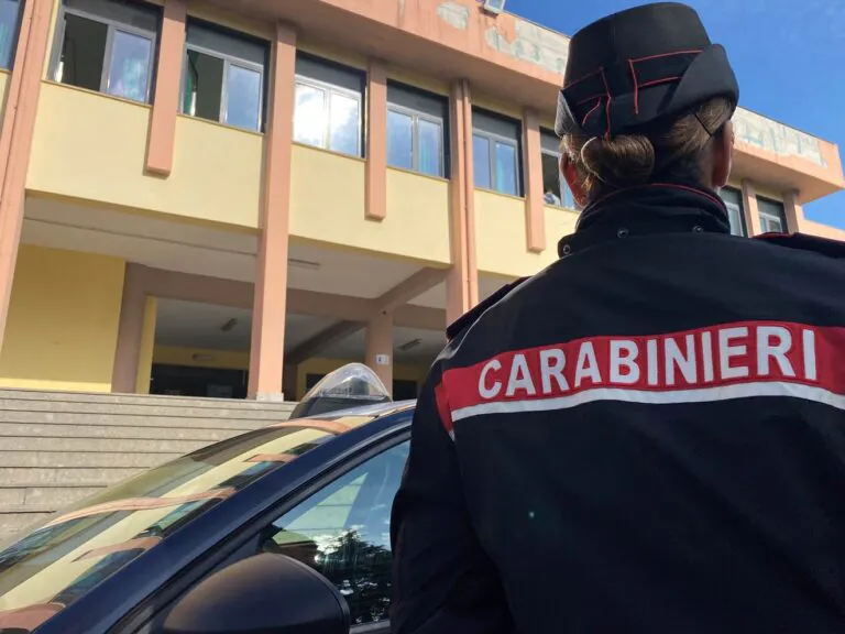 Si avvicina alla moglie nonostante il divieto: 49enne in manette