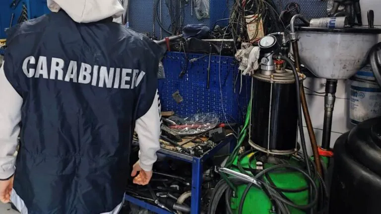 Militari fanno irruzione nell’officina e arrestano il meccanico