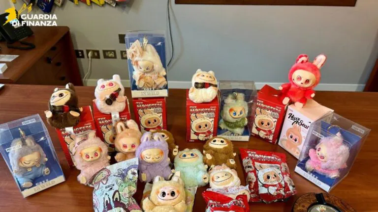 Maxi sequestro di peluche “Labubu” falsi: nei guai due commercianti