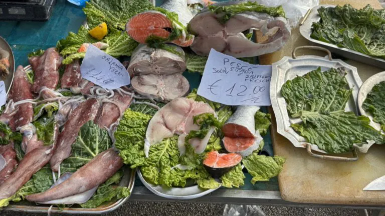 Pesce venduto senza “catena del freddo”, sequestrati 100 chili