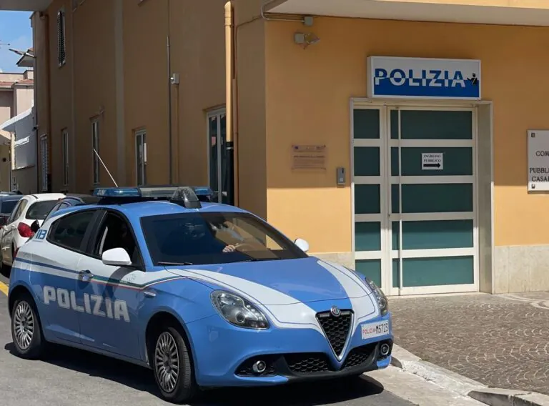 Incendia il garage e tenta un gesto estremo, piombano gli agenti