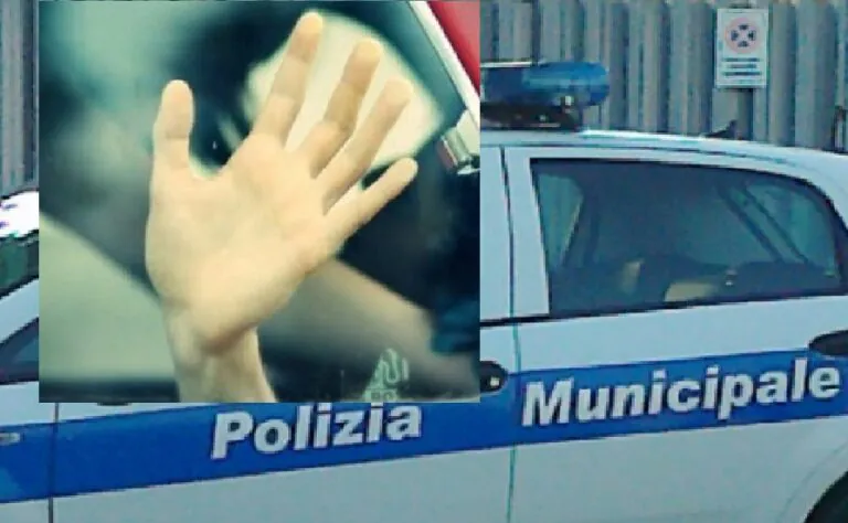 Scene bollenti davanti ai bimbi: due uomini sorpresi ad amoreggiare nel parcheggio del centro commerciale
