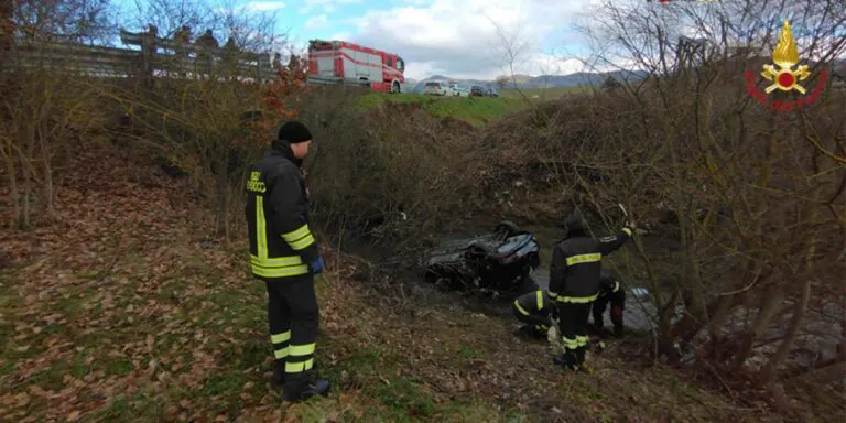 Finisce con l’auto nel fiume dopo una sbronza clamorosa