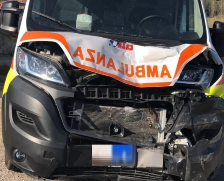 Ambulanza finisce contro muro della clinica, ferito l’equipaggio