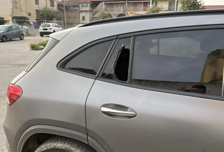 Raid in piazza: assaltano auto