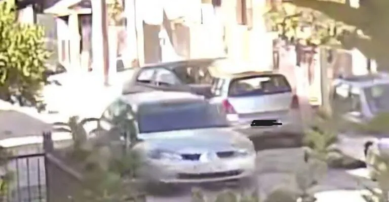 Con la scusa di chiedere informazioni si avvicinano a una donna e la scippano