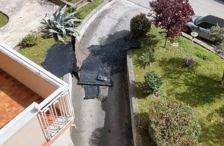 Maltempo: guaina si stacca dal tetto e precipita nel parco residenziale