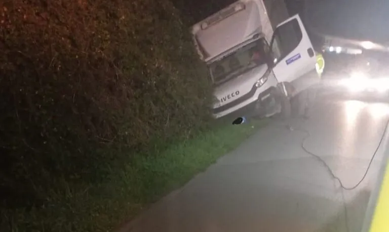 Camion sbanda e finisce nel fossato: paura per il conducente