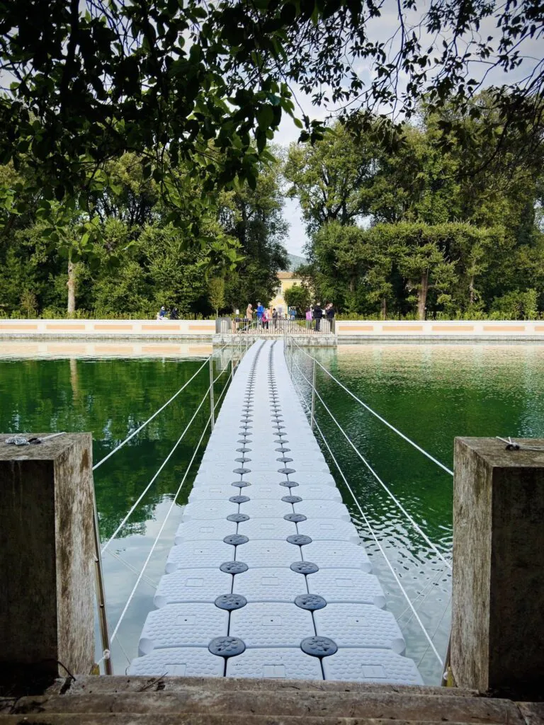 Alla Reggia la passerella per camminare nella Peschiera grande