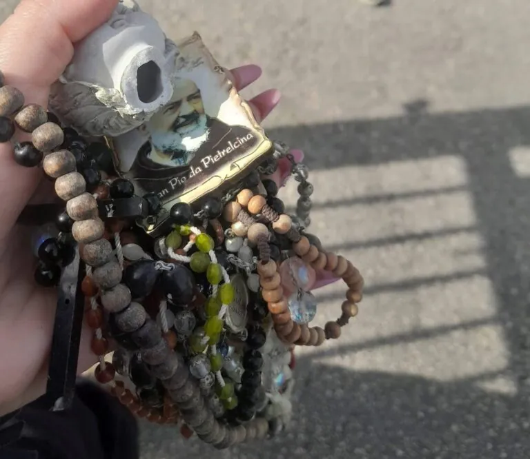 Sorpreso mentre ruba oggetti sacri al cimitero