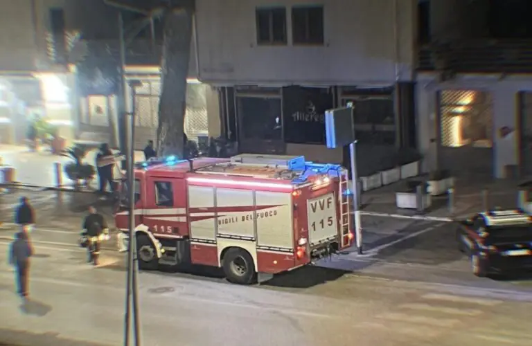 Fanno esplodere 2 ordigni contro bar, paura tra i residenti