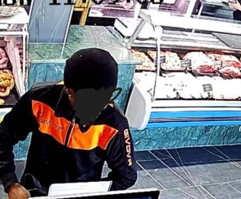 Si reca in macelleria e deruba i proprietari