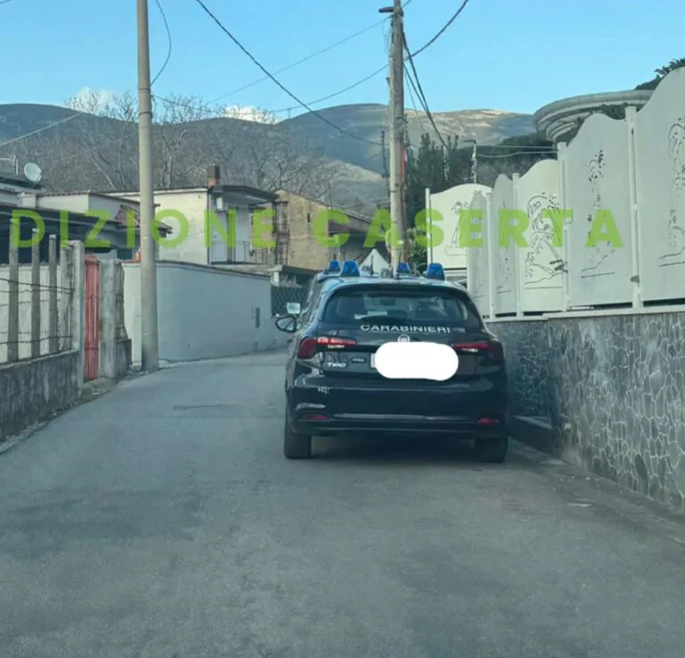 Blitz antidroga in una villa residenziale della frazione: arrestata la compagna del ras