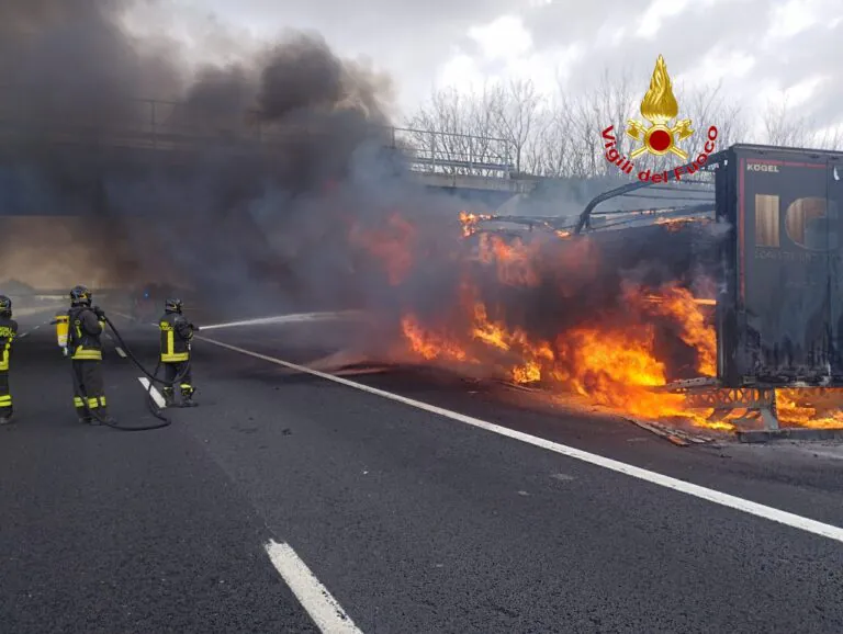 Inferno di fuoco in autostrada dopo il rogo del camion. FOTO