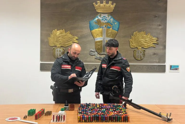 Si fabbrica un fucile fionda di un metro e viene arrestato
