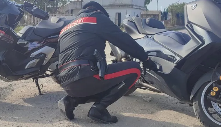 Moto e auto sospette nel cortile di casa, blitz dei carabinieri