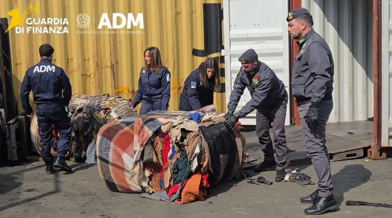 Rifiuti spacciati per abiti usati: scoperto traffico illecito nel porto