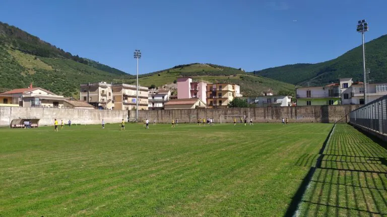 Botte post partita di scuole calcio, genitori dei bambini annunciano: “Con loro non giocheremo mai più”