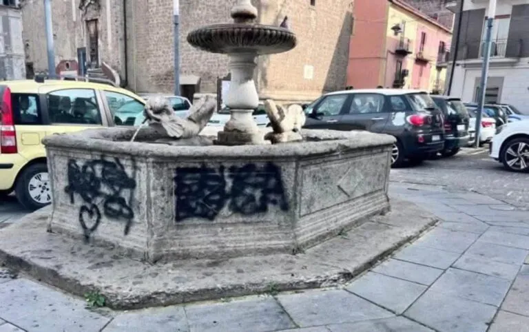 Trovata la ragazza che ha deturpato la fontana: ha 20 anni