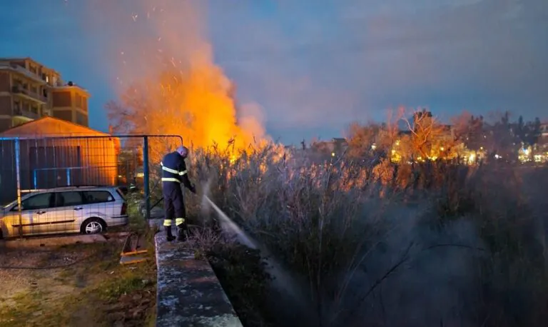 Scoppia rogo ai fossati, allarme dopo fiamme