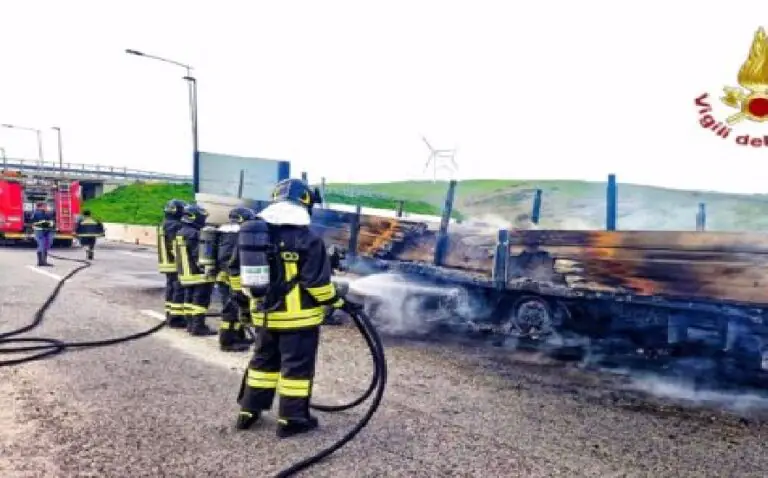 Fiamme su un tir carico di prefabbricati: paura sull’autostrada