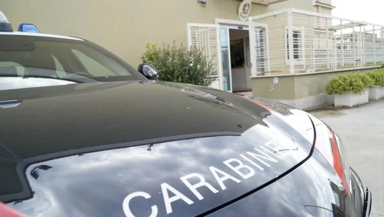 “Non fumate” e aggrediscono guardia giurata, 2 nei guai