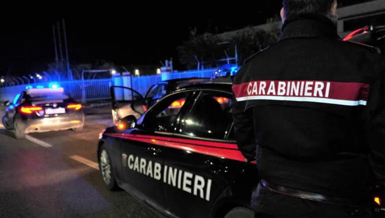 Non si ferma all’alt e va in fuga, preso giovane