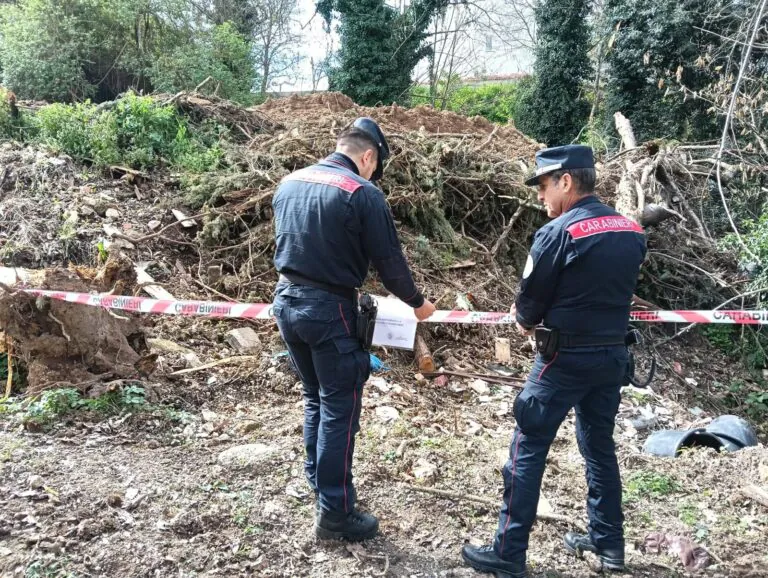 Scoprono discarica abusiva, 4 nei guai