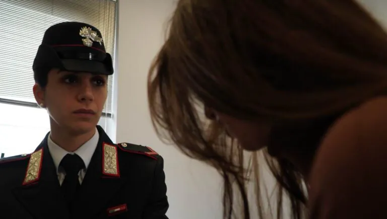 Lite tra fidanzati finisce in folle violenza: lei in ospedale, lui nei guai