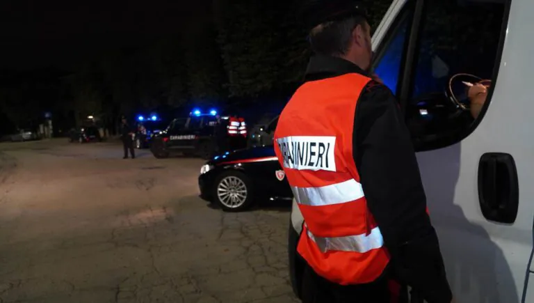 Trovati su auto rubata, 2 nei guai