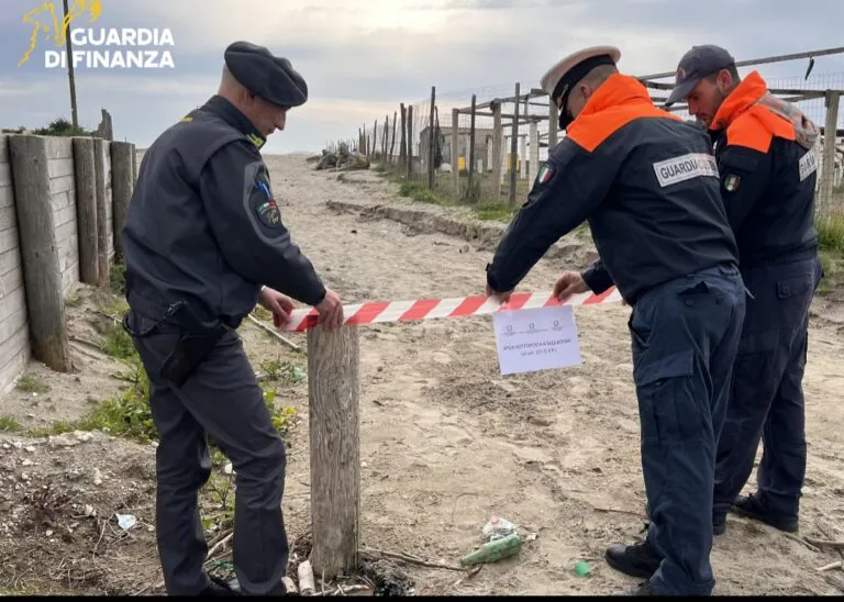 Finanza sequestra lido di un pregiudicato