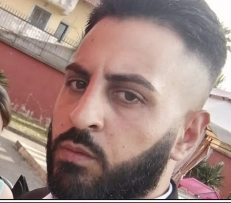Padre trova il figlio morto in campagna: era un commerciante di frutta. Due città in lacrime