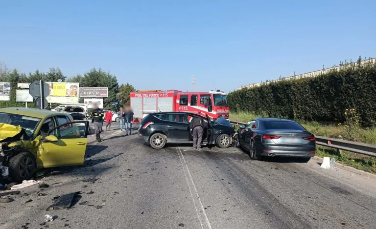 Carambola choc sulla Statale, 3 i feriti. Traffico in tilt