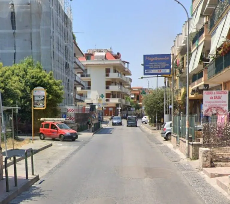 Prende in pieno un uomo con l’auto e poi scappa