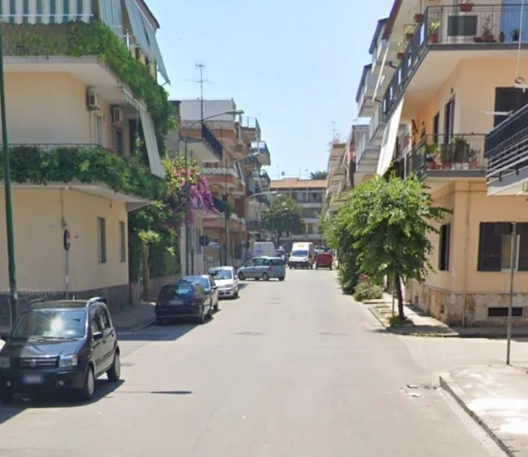Provoca incidente all’incrocio e scappa, paura per una donna e una bimba