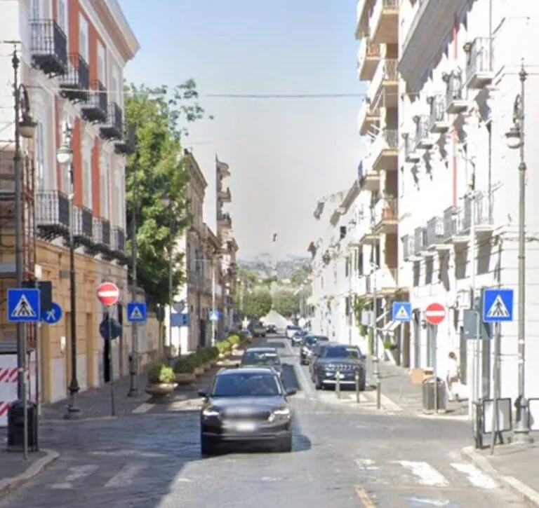 Sbanda e si schianta contro segnaletica sul marciapiede: paura all’incrocio