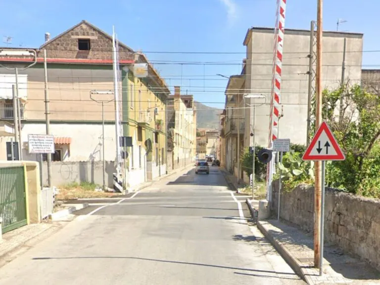 Si schianta contro la sbarra, paura e disagi al passaggio a livello