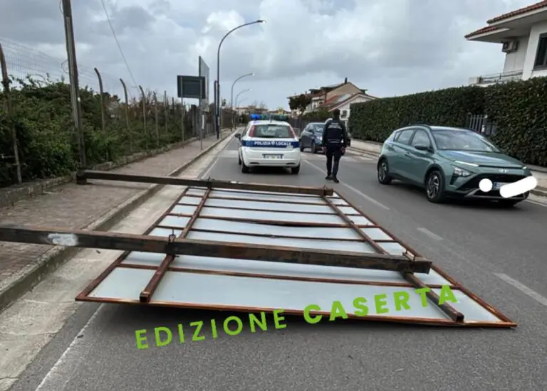 Tabellone cade in strada per il forte vento, interviene la Municipale
