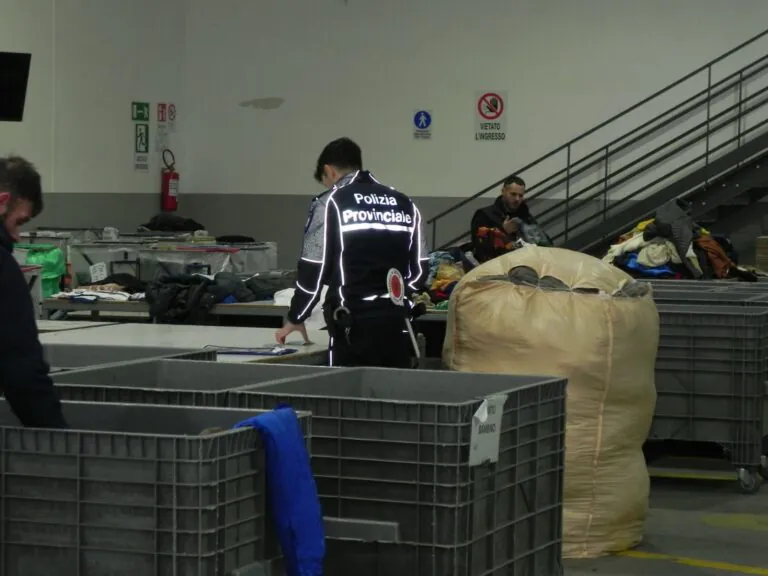 Operazione interforze, nel mirino stoccaggio e trattamento di abbigliamento