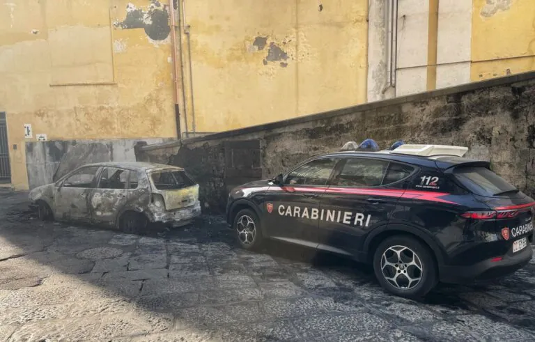 Brucia i vestiti della compagna incinta e li butta giù: incendia l’auto di un altro