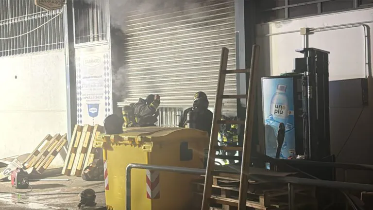 Azienda di caffè distrutta da rogo dopo raid, parte gara di solidarietà