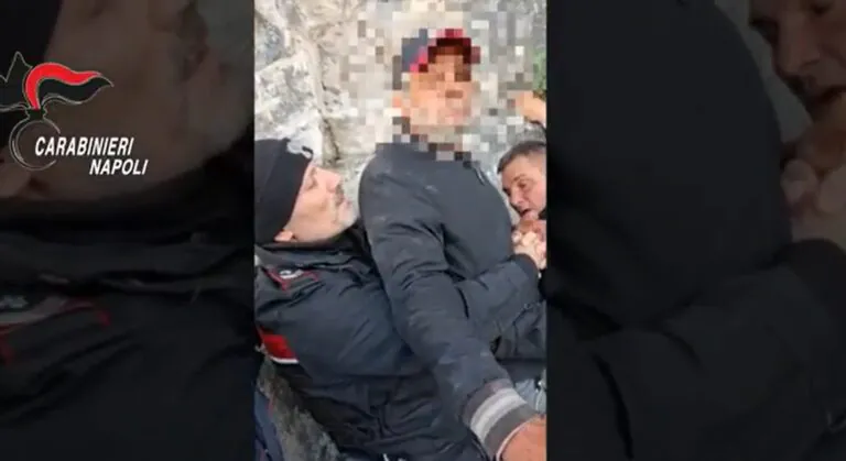 Sospeso nel burrone per gettarsi giù da centinaia di metri. Il video da brividi